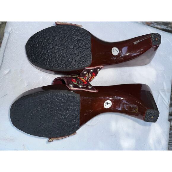 VINTAGE NEW GLOSSY BURGUNDY WOOD SLIDES W/ EMBROIDERY 7 - Picture 4 of 5